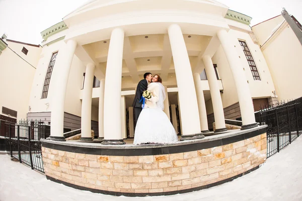 Apenas casal se divertindo em um passeio de inverno pela cidade — Fotografia de Stock