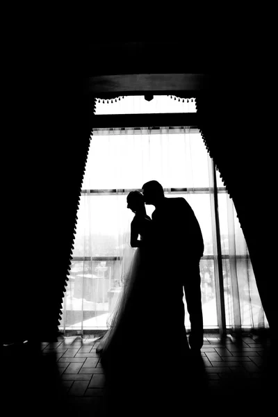 Silhouette d'une mariée et d'un marié — Photo