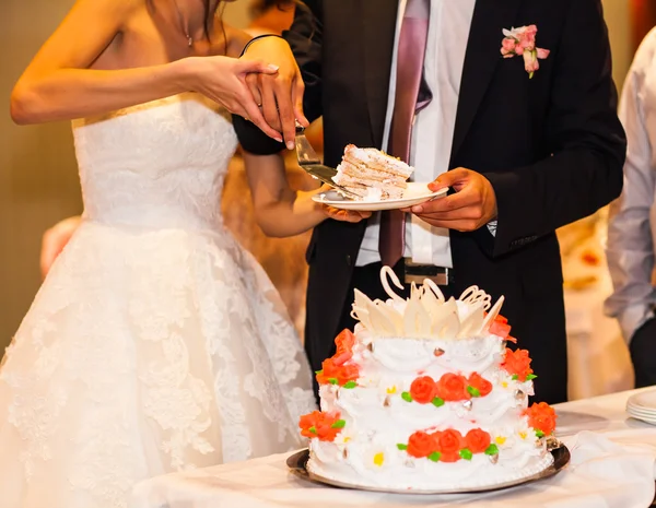花嫁と新郎がウェディングケーキを切りました — ストック写真
