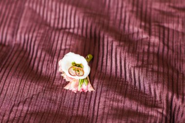 Düğün yaka çiçeği ve halkalar