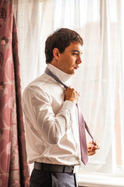 adam iş için giyinmiş