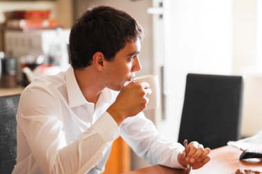 mutfağında kahvaltı iyi görünümlü bir işadamı portresi