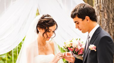 Düğünde gelinin parmağına yüzük kaymasını damat