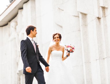 Genç Düğün çifti birlikte parkta yürüyüş