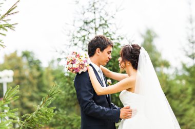 Genç Düğün çifti birlikte parkta yürüyüş