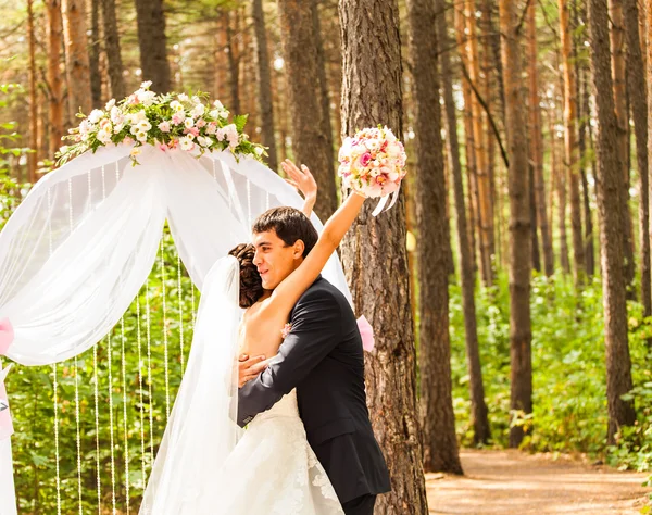 Paar heiratet bei einer Trauung im Freien — Stockfoto