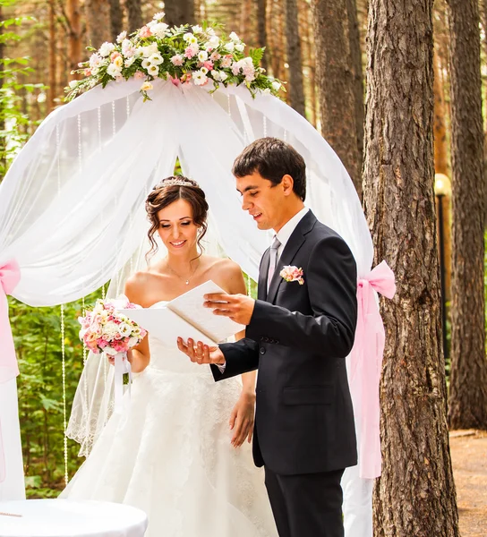 Casal se casar em uma cerimônia de casamento ao ar livre — Fotografia de Stock