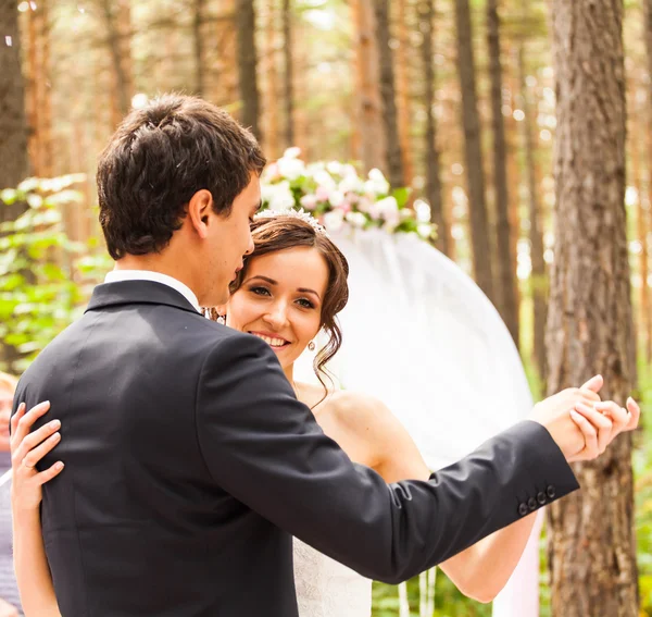 Couple se marier lors d'une cérémonie de mariage en plein air — Photo