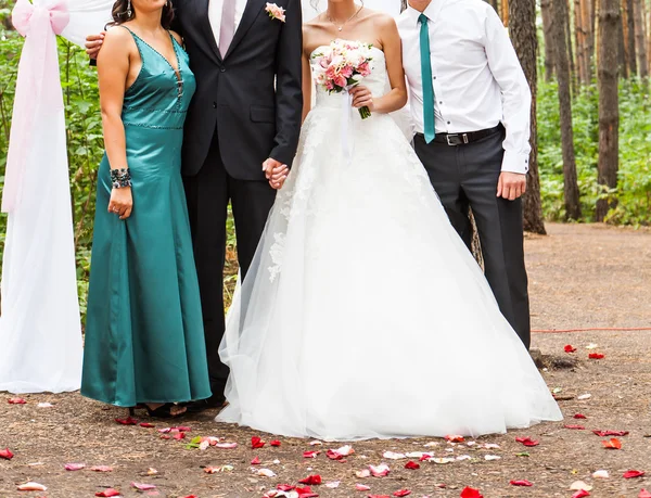 Matrimonio coppia e il migliore uomo con damigelle d'onore — Foto Stock