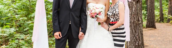 Braut und Bräutigam mit Brautjungfern — Stockfoto