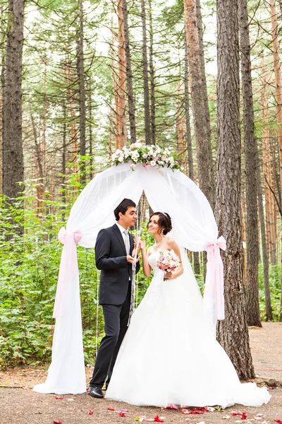 Casal se casar em uma cerimônia de casamento ao ar livre — Fotografia de Stock