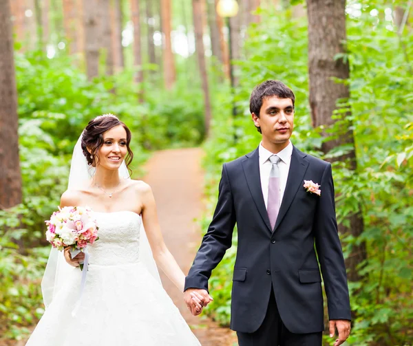 Junges Hochzeitspaar spaziert gemeinsam in Park — Stockfoto