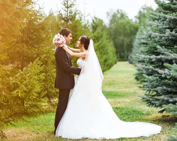 Junges Hochzeitspaar spaziert gemeinsam in Park — Stockfoto