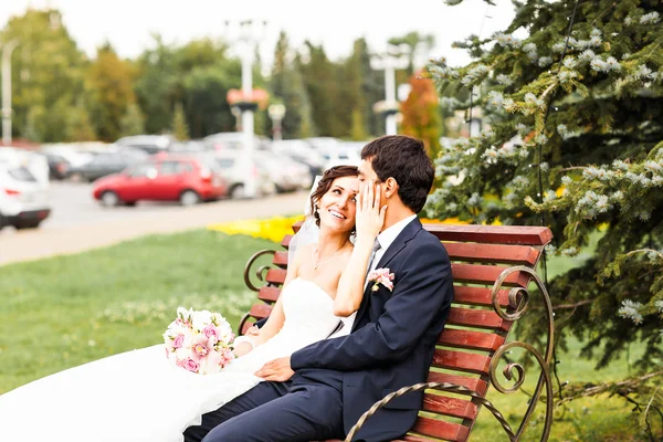 Jeune couple de mariage marchant ensemble au parc — Photo