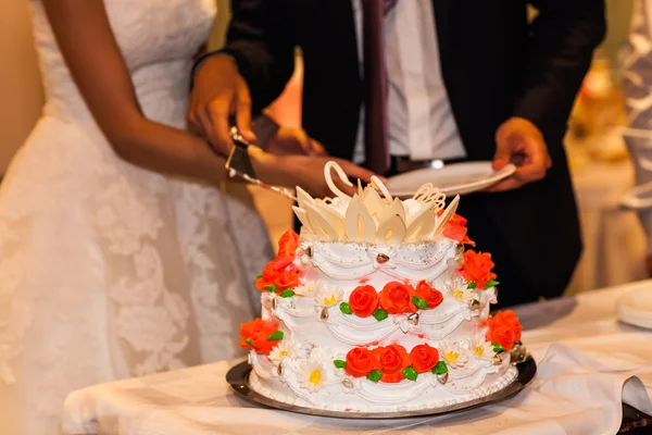 Novia y novio cortando el pastel de bodas —  Fotos de Stock