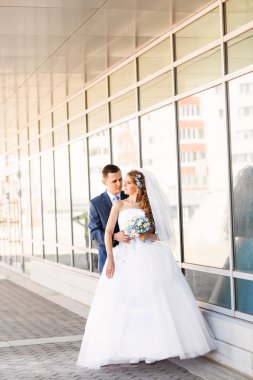 Evler ve Binalar arasında dolaşan Düğün çifti