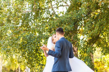 Mutlu gelin ve damat düğünlerinde