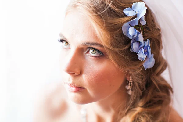 Retrato de bela jovem com flores no cabelo. Maquiagem e estilo de cabelo . — Fotografia de Stock