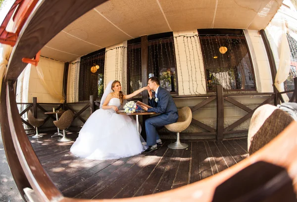 Linda pareja casada en la cafetería. Ternura pura — Foto de Stock