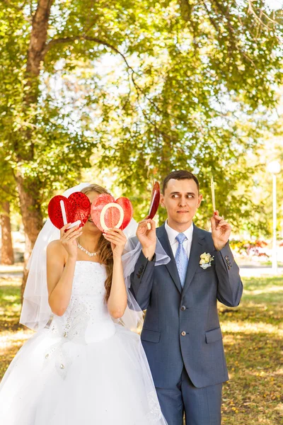 Casamento casal de mãos dadas na palavra amor — Fotografia de Stock