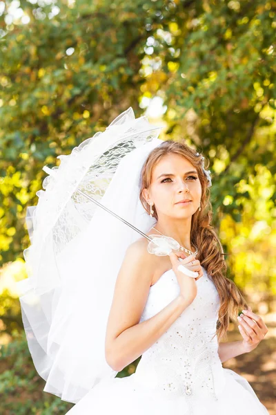 Hermosa novia con elegante maquillaje en vestido blanco —  Fotos de Stock