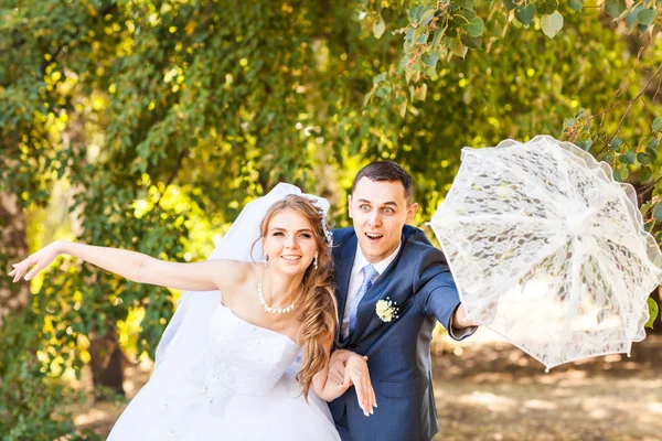 Sadece evli çift beyaz şemsiye tutan — Stok fotoğraf