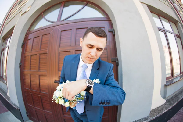 Bräutigam wartet Braut. Gerade verheiratet. Nahaufnahme. Brautstrauß aus Blumen — Stockfoto