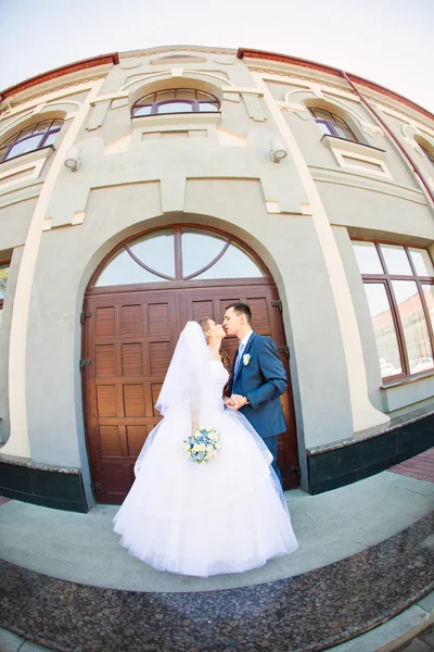 Novia y novio de pie en el fondo hermosa arquitectura de la ciudad —  Fotos de Stock