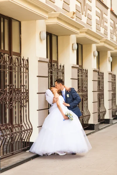 Noiva e noivo stand no fundo bela arquitetura da cidade — Fotografia de Stock