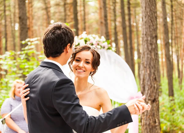 The newlyweds dancing near the wedding arch — Stock Photo, Image