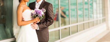 Gelin ve damat, modern mimarinin arka plan üzerinde