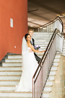 mutlu genç gelin ve damat onların düğün günü