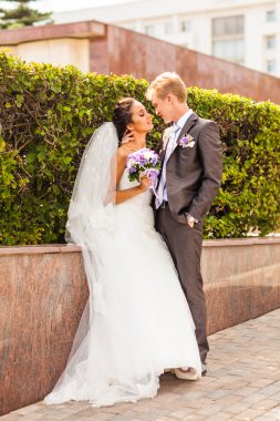 sarılma, onun elinde bir buket çiçek tutan gelin düğün çifti