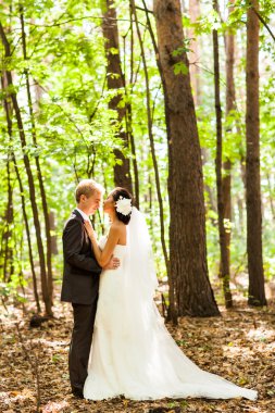 sarılma, onun elinde bir buket çiçek tutan gelin düğün çifti