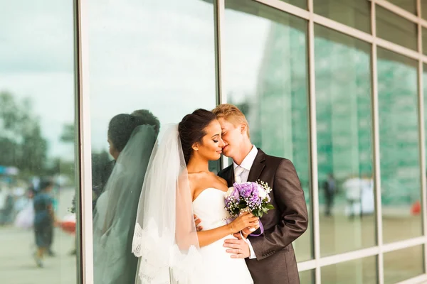 Novia y novio en el fondo de la arquitectura moderna — Foto de Stock