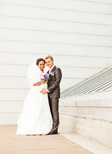 Menyasszony és a vőlegény, a háttérben a modern építészet — Stock Fotó