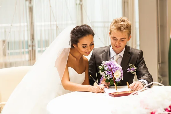 Noiva assinatura de licença de casamento ou contrato de casamento — Fotografia de Stock