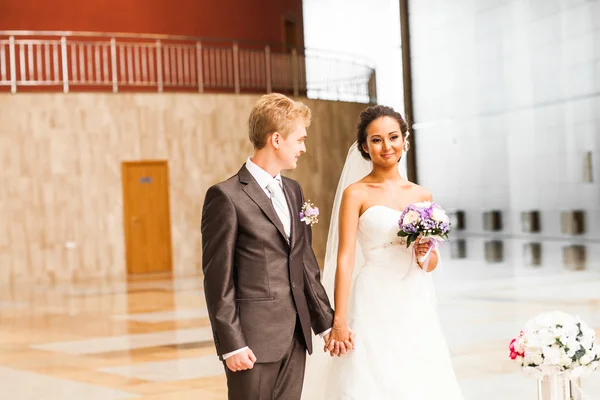 Boldog fiatal menyasszony és a vőlegény az esküvő napján — Stock Fotó