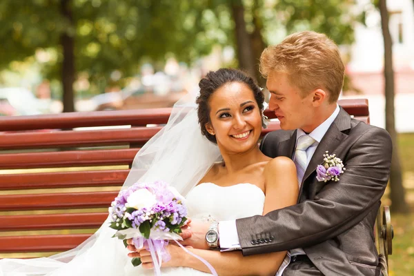 Mariée et marié sur le banc — Photo