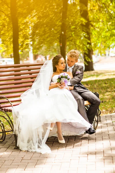 Noiva e noivo no banco — Fotografia de Stock