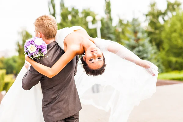 Novio sosteniendo novia en pose de baile el día de la boda —  Fotos de Stock