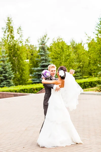 Noivo segurando noiva em pose de dança no dia do casamento — Fotografia de Stock