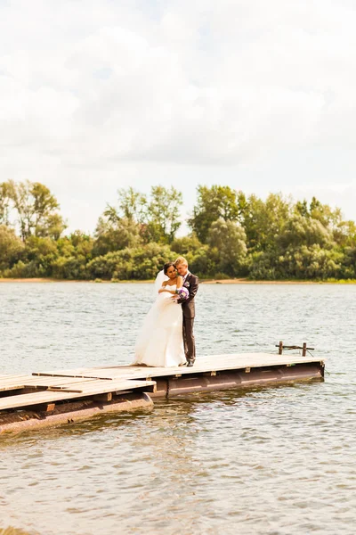 Matrimonio coppia vicino acqua — Foto Stock