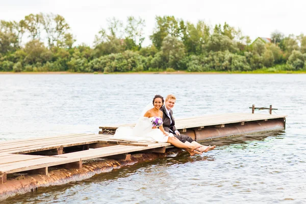 Wedding couple  near water — Stock Photo, Image