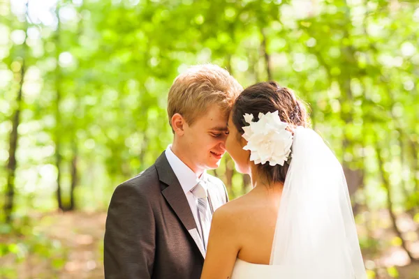 Gelukkig jonge bruid en bruidegom op hun trouwdag — Stockfoto