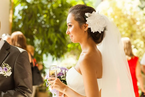 Hermosa novia hermosa y elegante novio celebrando la boda en el restaurante — Foto de Stock