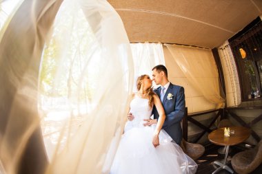 Gelin ve damat kafede