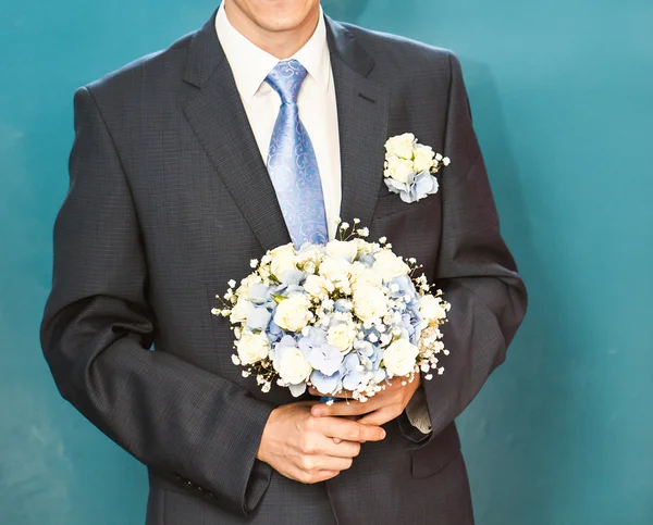 Sposo in attesa sposa. Appena sposata. Chiudete. Bouquet da sposa di fiori — Foto Stock