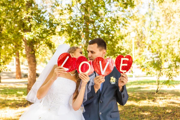 Dia dos Namorados. Casal de mãos dadas na palavra amor — Fotografia de Stock