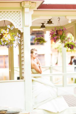 Düğün için. Buketli güzel gelin